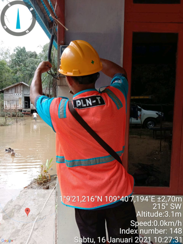 Petugas PLN mengamankan pasokan listrik di daerah banjir. Foto: Dok. PLN Kalbar