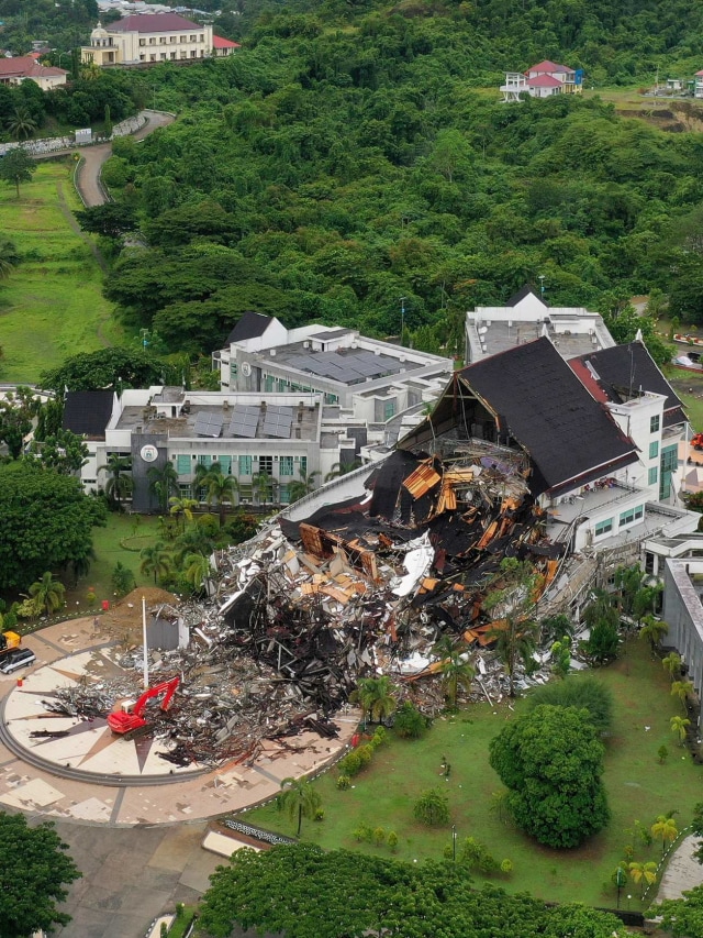 Foto udara Gedung Kantor Gubernur Sulawesi Barat yang rusak akibat gempa bumi di Mamuju, Sulawesi Barat, Sabtu (16/1).
 Foto: Sigid Kurniawan/Antara Foto