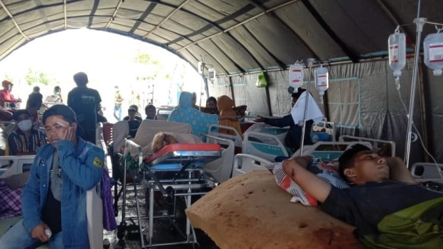 Warga yang mengalami luka menjalani perawatan di halaman RS Regional Sulbar. Foto: Awal Dion/sulbarkini