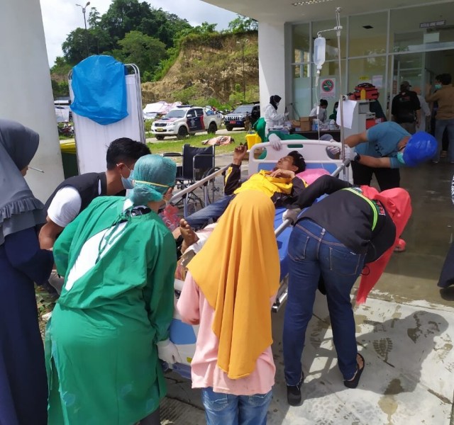 Tim PSC Luwu Utara melakukan penangan medis korban gempa di RSUD Regional Sulbar. Foto istimewa.