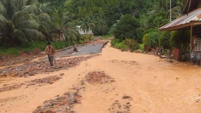 Banjir dan Longsor, Akses Jalan Lintas Tolitoli-Donggala, Sulteng, Lumpuh (380426)