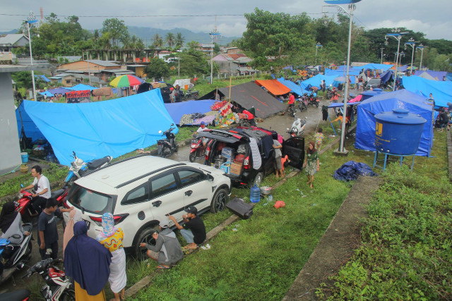 Sejumlah warga mengungsi di ketinggian, Mamuju Sulawesi Barat, Sabtu (15/1).
 Foto: Akbar Tado/Antara Foto