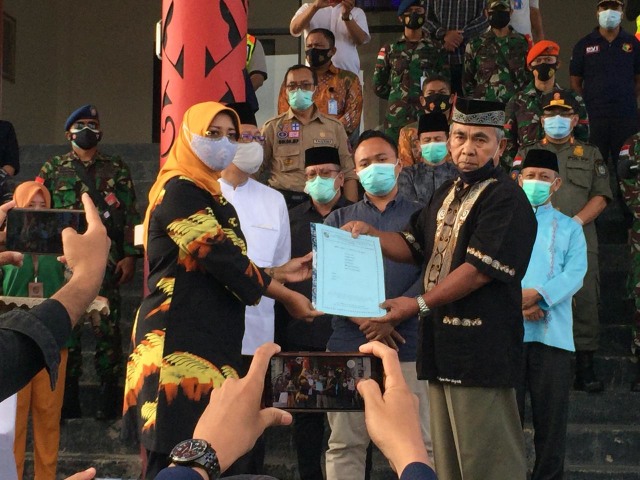 Bupati Mempawah menyerahkan akta kematian penumpang pesawat SJ 182 kepada keluarga korban. Foto: Siti Annisa Aini/Hi!Pontianak