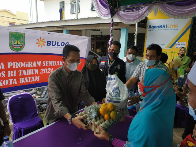 ﻿﻿﻿Penyaluran program BPNT untuk warga di Kecamatan Sagulung, Kota Batam. Foto: Rega/kepripedia.com