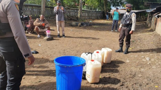 Minuman keras jenis Ballo yang ditemukan pada 2 lokasi pembuatan miras di Wamena, Kabupaten Jayawijaya, Papua. (Dok Polda Papua)