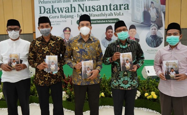 TGB M Zainul Majdi saat meluncurkan buku Dakwah Nusantara TGB, Sabtu (16/1) di Ballroom Islamic Center NTB di Mataram.