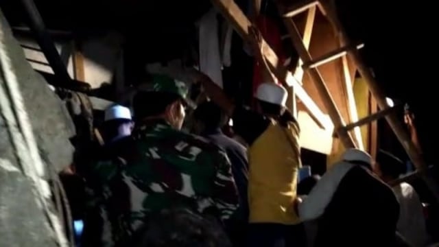 Petugas gabungan berupaya mengevakuasi delapan santri yang tertimpa bangunan Ponpes Al Madaroh di Desa Batulawang, Kecamatan Cipanas, Cianjur, yang tiba-tiba roboh, Sabtu (16/1/2021). Foto: Ahmad FikriAntara