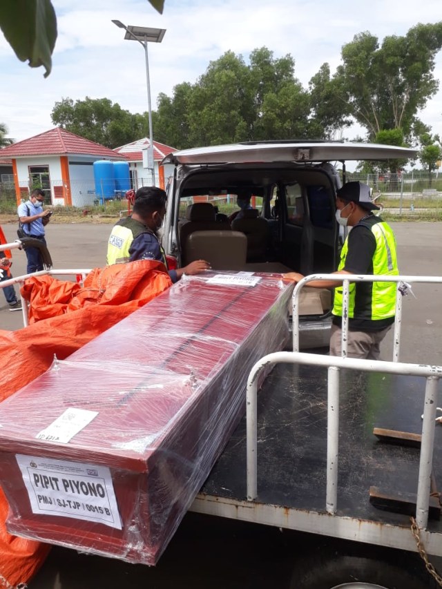 Jenazah korba pesawat Sriwijaya Air SJ 182, Pipit Piyono saat diantarkan ke mobil jenazah | Foto: Humas Polda Lampung