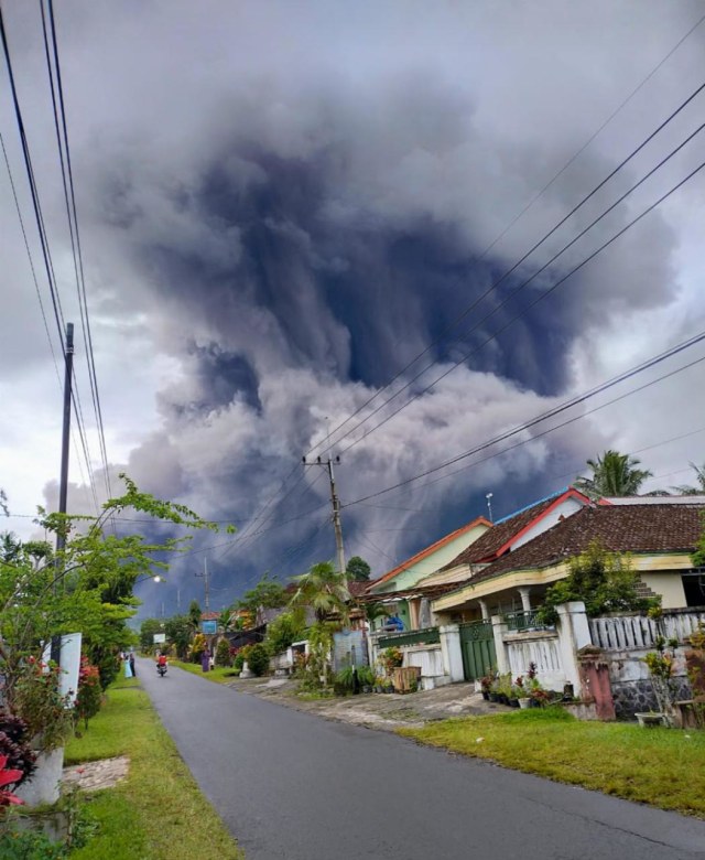 Erupsi Gunung Semeru disertai asap tebal membumbung akibat hujan. Foto: Istimewa