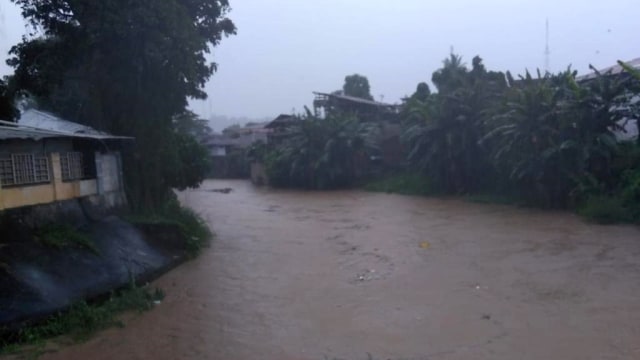 Banjir terjadi di Kota Manado, Sulawesi Utara, Sabtu (16/1). Foto: BNPB