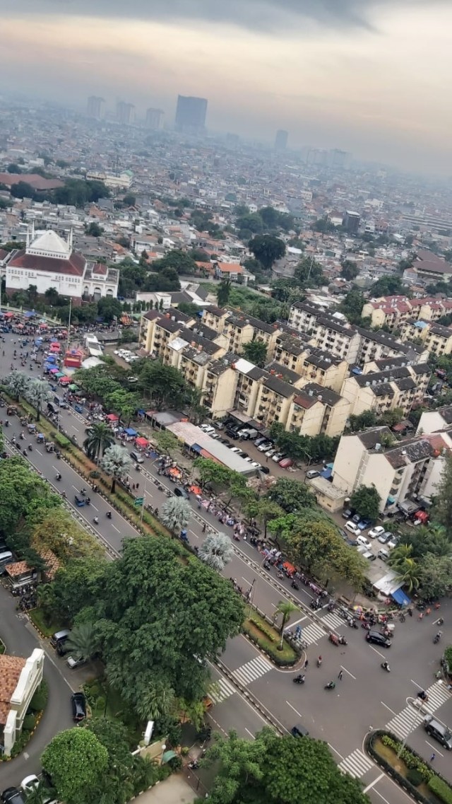 Kerumunan di sekitar Masjid Akbar Kemayoran, Jakarta, Minggu (17/1).  Foto: Dok. Hendra J Kede