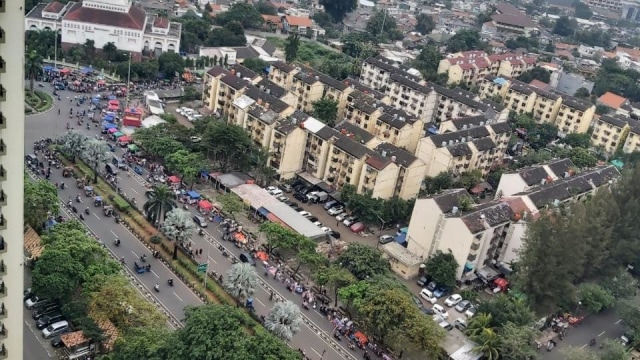 Kerumunan di sekitar Masjid Akbar Kemayoran, Jakarta, Minggu (17/1).  Foto: Dok. Hendra J Kade