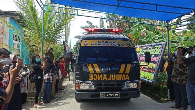 AMBULANCE Rumah Sakit Bhayangkara Polda Riau tiba di rumah orang tua penumpang Sriwijaya Air SJ-182 yang jatuh, Putri Wahyuni, Jalan Sembilang Gang Pinang, Rumbai, Pekanbaru, Minggu (17/1/2021). 