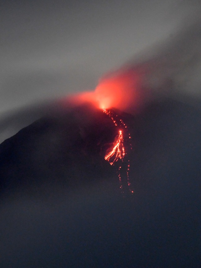 Gunung Semeru mengeluarkan lava pijar terlihat dari Desa Oro Oro Ombo, Lumajang, Jawa Timur, Minggu (17/1). Foto: Zabur Karuru/Antara Foto