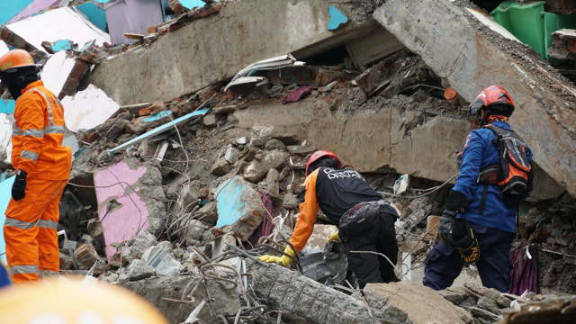 Tim SAR gabungan membersihkan puing reruntuhan bangunan usai gempa 6,2 M Sulbar. Foto: Dok. Dompet Dhuafa