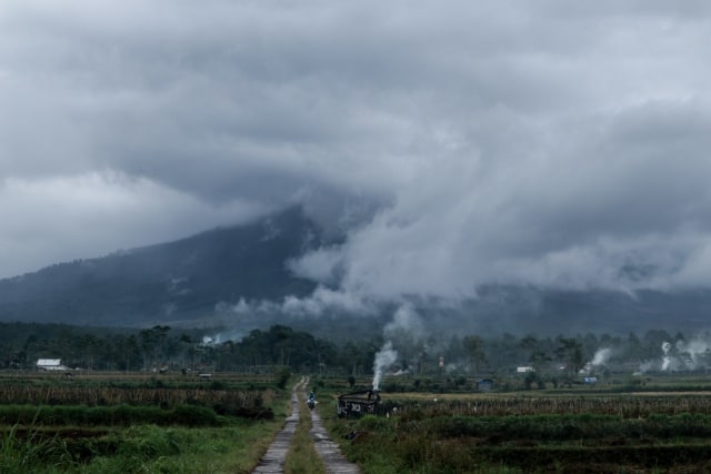 Gunung Semeru tertutup kabut. Foto: Ben