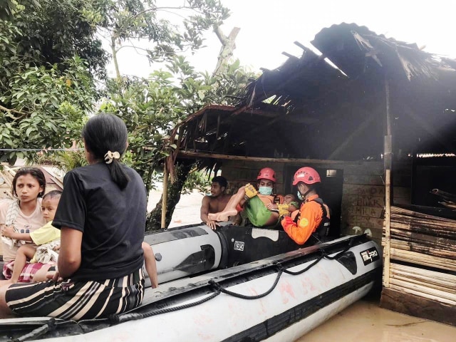 Tim SAR gabungan mengevakuasi warga korban banjir di Kecamatan Kao Barat, Halmahera Utara, Sabtu (16/1). Foto: Dok. Basarnas Ternate