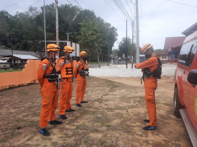 Tim SAR Pangkalpinang melakukan persiapan untuk pencarian korban hilang di Tanjung Merun.
