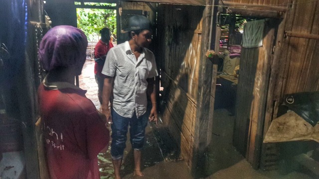 Petugas dari BPBD Sikka sedang memantau kondisi rumah warga yang terendam banjir di Kampung Nangahaledoi, Desa Wairbleler, Minggu (17/1/2021). Foto: Mario WP Sina. 