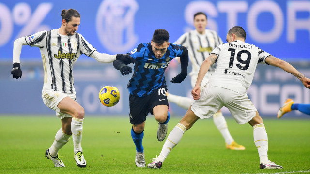 Pemain Inter Milan Lautaro Marinez berusaha melewati pemain Juventus pada pertandingan lanjutan Serie A Italia di San Siro, Milan, Italia. Foto: Daniele Mascolo/REUTERS