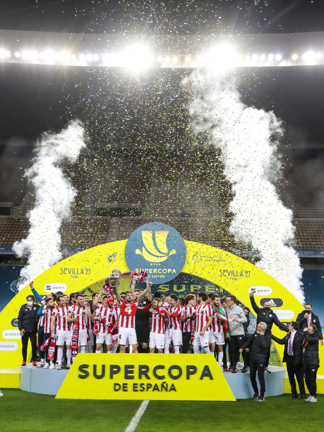 Para pemain Athletic Bilbao merayakan gelar juara Piala Super Spanyol usai mengalahkan FC Barcelona di Estadio La Cartuja de Sevilla, Seville, Spanyol. Foto: Pablo Garc'a / RFEF / via REUTERS