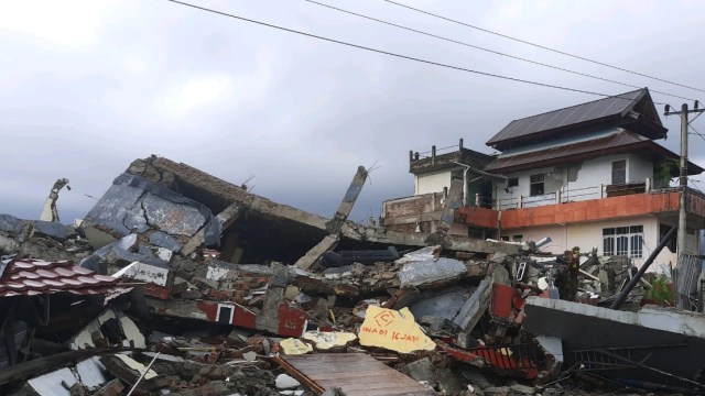 Sejumlah bangunan rusak akibat diguncang gempa, di Kbaupaten Mamuju, Sulawesi Barat, Minggu (17/1). Foto: BNPB