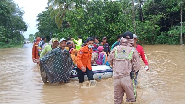 Kondisi banjir di Kalsel dan evakuasi yang dilakukan oleh petugas terhadap para korban. (FOTO: Dokumen BNPB). 