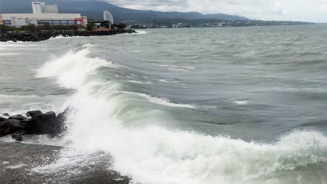 Suasana pesisir pantai Manado, Senin (18/1) pagi ini. Ombak masih terlihat walaupun tidak sebesar yang terjadi, Minggu (17/1) kemarin. (foto: febry kodongan/manadobacirita)