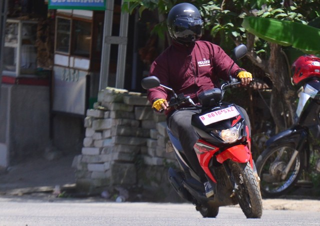 Ilustrasi sepeda motor dengan pelat nomor putih STCK dan TCKB. Foto: Dok. Istimewa