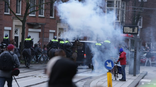 Polisi Belanda berpacu melawan pengunjuk rasa anti-lockdown selama demonstrasi ilegal di Museumplein di tengah pandemi virus corona di Amsterdam, Belanda, (17/1). Foto: REUTERS