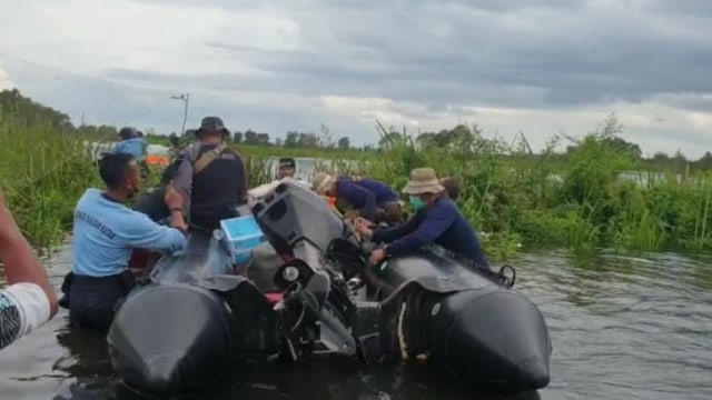 Tim SAR Banjir TNI Angkatan Laut Kalimantan Selatan menyisir daerah-daerah terisolasi yang terkena musibah banjir. Foto: Dispen TNI AL