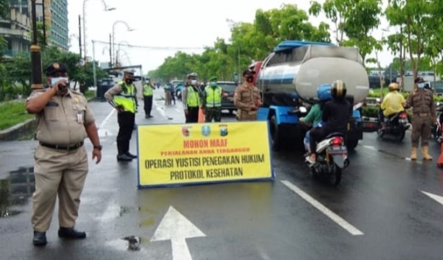 Operasi penindakan protokol kesehatan di Surabaya oleh petugas gabungan dari kepolisian, Satpol PP, BPB Linmas. Foto: Dok. Satpol PP Surabaya﻿
