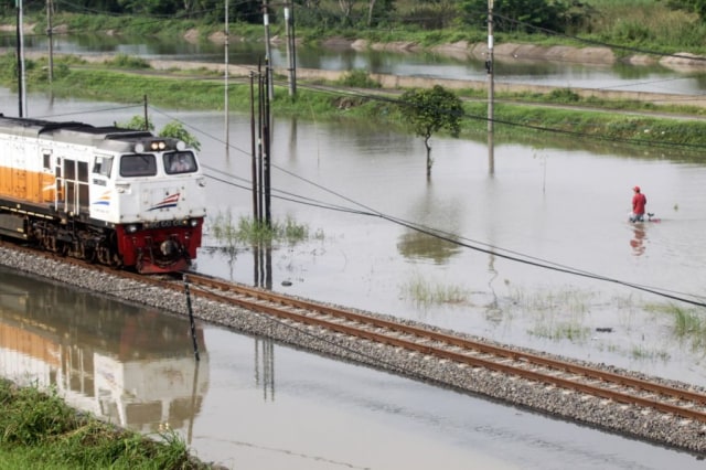 Foto: Jalan Raya Porong, Sidoarjo, yang Menjadi Langganan Banjir