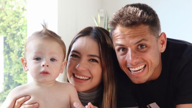 Javier Hernandez bersama Sarah Kohan dan buah hati pertama mereka, Noah. Foto: Instagram/@sarahkohan