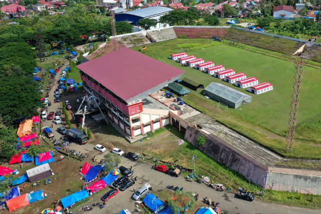 Foto aerial sejumlah tenda COVID-19 Kementerian Sosial berjejer di Stadion Manakarra, Mamuju, Sulawesi Barat, Senin (18/1). Foto: Sigid Kurniawan/ANTARA FOTO