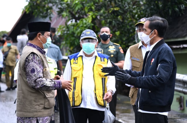 Presiden Joko Widodo (kanan) meninjau lokasi terdampak bencana banjir di Kabupaten Banjar. Foto: Dok. Lukas - Biro Pers Sekretariat Presiden