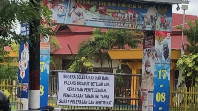 GOR Hiad Say Merauke yang dipalang oleh pemilik hak ulayat tanah. (BumiPapua.com/Abdel Syah)