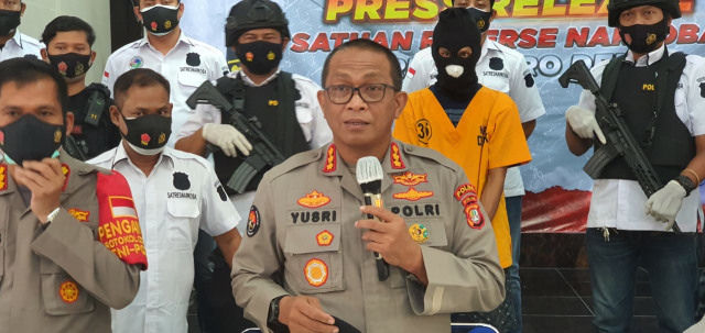 Jajaran Polres Metro Depok bersama Polda Metro Jaya menangkap kurir narkoba jenis sabu di sebuah hotel di Padang, Sumatera Barat. Foto: Dok. Istimewa