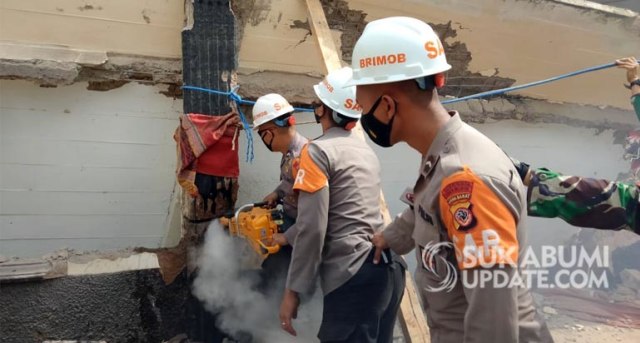 Tim SAR Kompi 3 Batalyon B Pelopor Satbrimob Polda Jabar diterjunkan untuk membantu evakuasi Ponpes roboh di Cipanas, Cianjur, Minggu (17/1/2021). | Deden Abdul Aziz