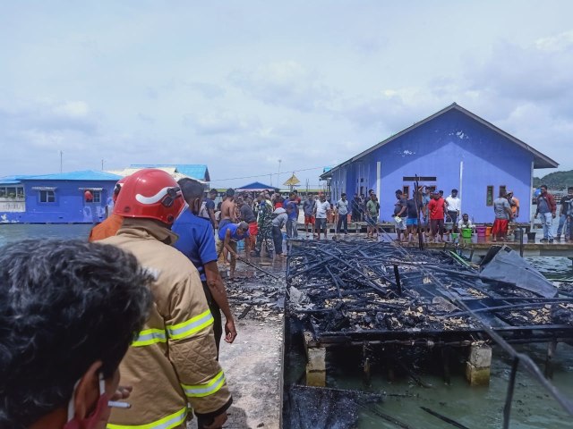 ﻿﻿Kondisi rumah apung milik warga di Tanjungpinang yang hangus terbakar. Foto: Ismail/kepripedia.com