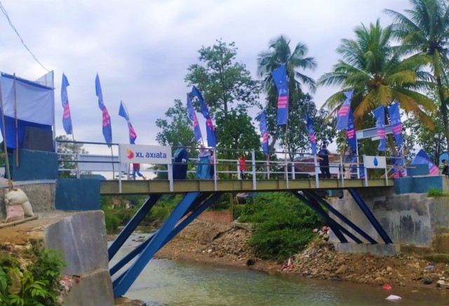 Warga mencoba melintasi Jembatan Talagahiang yang diwakafkan oleh XL Axiata. Foto: Dok. XL Axiata