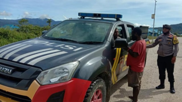 Patroli keamanan dan ketertiban masyarakat di Kobakma, Mamberamo Tengah. (Dok Polda Papua)