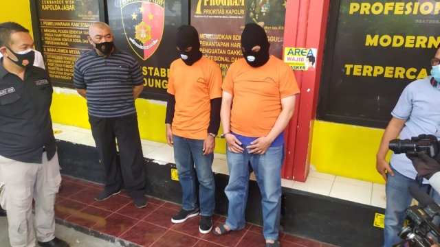 Dua pelaku prostitusi (muncikari) berkedok spa di Bandung ditangkap Polisi. Foto: Dok. Istimewa