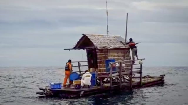 Rumpon warga Sulawesi Utara yang hanyut ke perairan Ternate ketika ditemukan oleh Basarnas. Foto: Video Basarnas Ternate.
