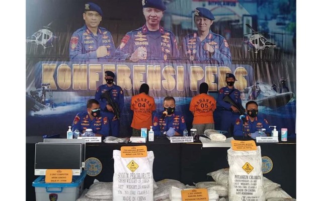 Barang bukti bahan bom ikan dan tersangka digelar di Kantor Ditpolair Polda Jatim di Surabaya