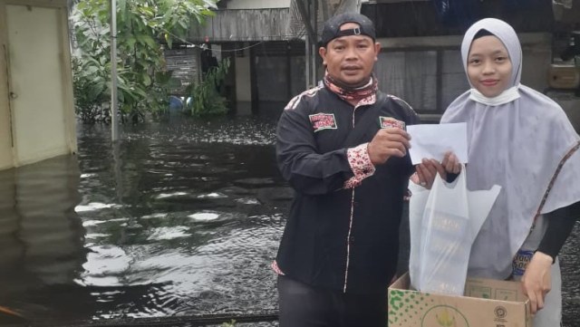 Wong Solo Group memberikan bantuan makanan siap saji kepada korban banjir di Kalsel