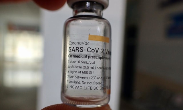 Dosis vaksin corona produksi Sinovac yang digunakan pada tahap pertama program vaksinasi COVID-19 di Aceh, Jumat (15/1). Foto: Suparta/acehkini