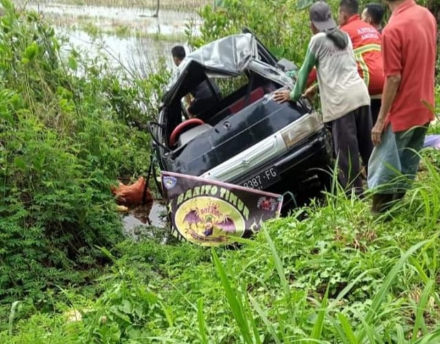 Kondisi mobil yang membawa 13 orang tim Ikatan Bikers Bartim yang mengalami kecelakaan saat membawa bantuan untuk korban bencana banjir ke Barabai, Kalimantan Selatan, Senin (18/1). (FOTO: Dokumen Warga).