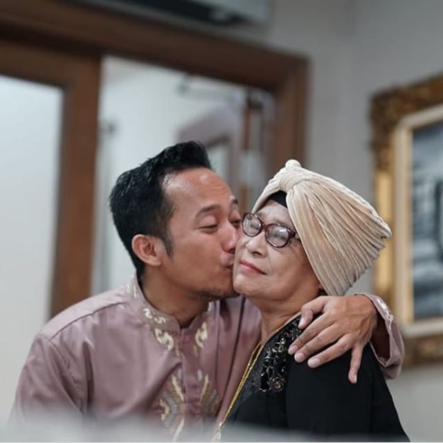 Denny Cagur dan Ibunda. Foto: Instagram/@mama.eny