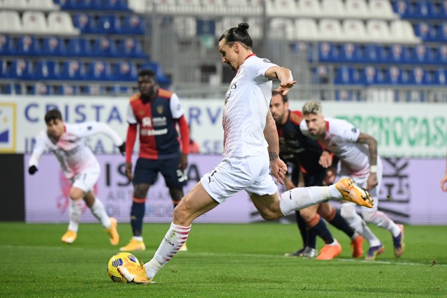 Pemain AC Milan Zlatan Ibrahimovic menendang penali ke arah gawang Cagliari pada pertandingan lanjutan Serie A Italia di Sardegna Arena, Cagliari, Italia. Foto: Alberto Lingria/REUTERS